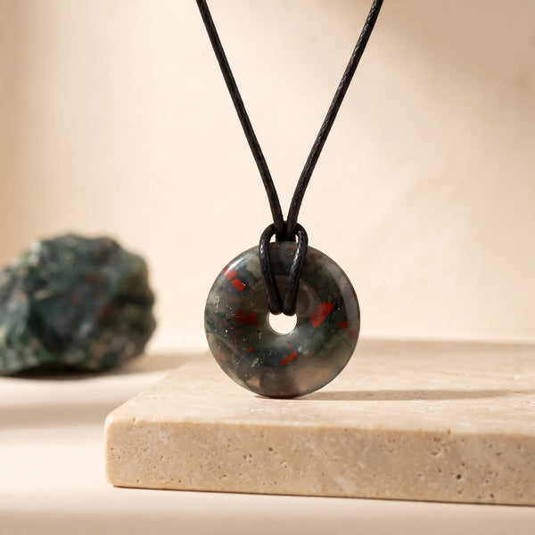 Pendentif donut en héliotrope vert sombre moucheté de rouge, idée cadeau en pierre naturelle