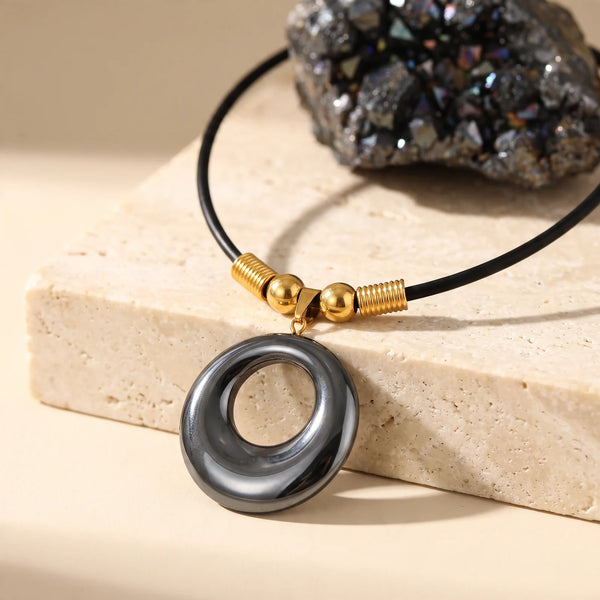 Pendentif donut en hématite gris acier, pierre véritable sur cordon noir et perles dorées
