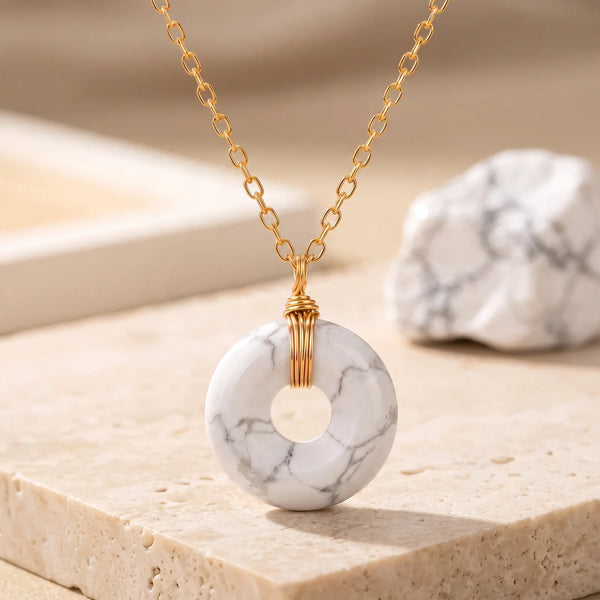 Pendentif howlite blanche veinée de gris, bijou de lithothérapie sur chaîne dorée