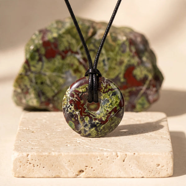 Pendentif donut en jaspe sang de dragon vert et bordeaux, bijou de lithothérapie