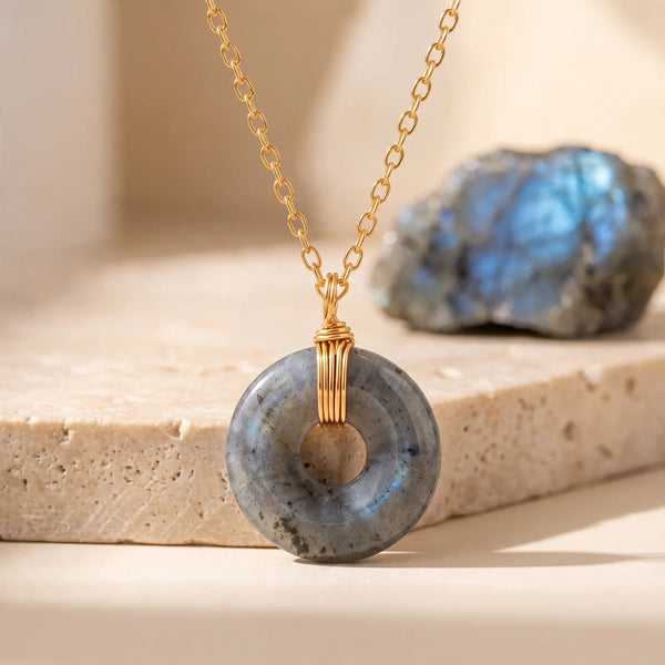 Pendentif donut labradorite grise aux reflets bleus, bijou femme en acier doré