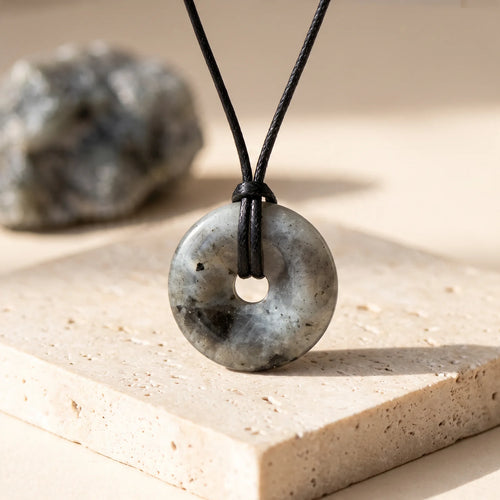 Pendentif Donut Labradorite Grise, Cordon Ciré
