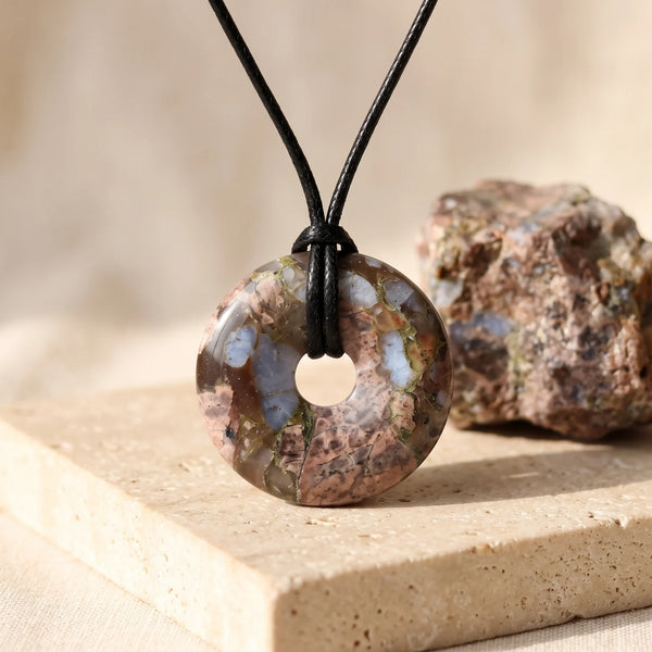 Pendentif donut en libérite mauve, grise et bleu ciel, pierre véritable sur cordon