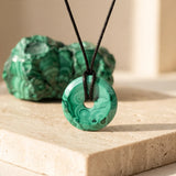 Pendentif Donut en Malachite Naturelle de 3 cm, Cordon Noir Ciré