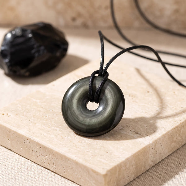 Pendentif donut en obsidienne œil céleste aux reflets irisés, bijou de lithothérapie