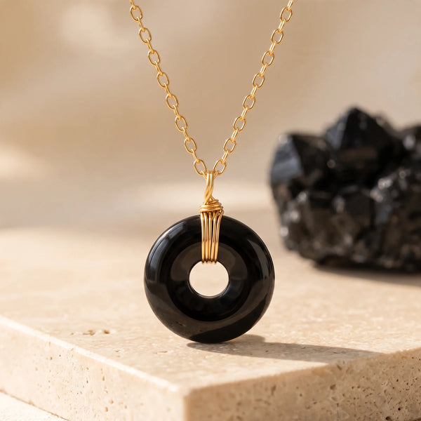 Pendentif donut en onyx noir et or, bijou élégant en pierre naturelle