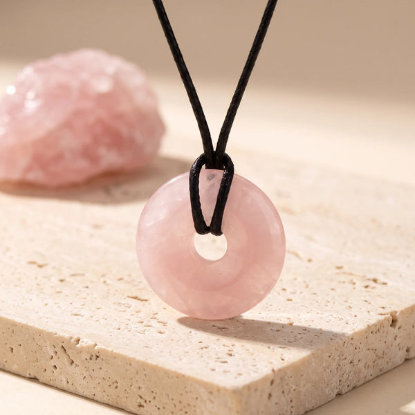Pendentif donut en quartz rose poudré translucide, bijou de lithothérapie sur cordon