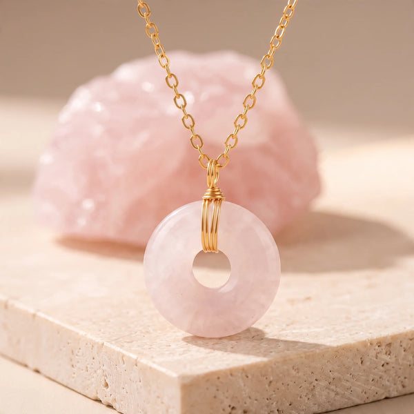 Pendentif quartz rose en forme de donut, cadeau femme sur chaîne dorée