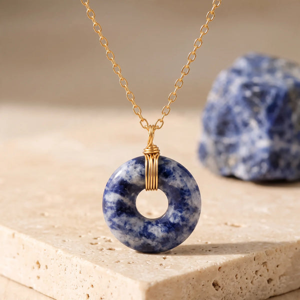 Pendentif donut en sodalite bleue veinée de blanc, pierre naturelle et fil doré