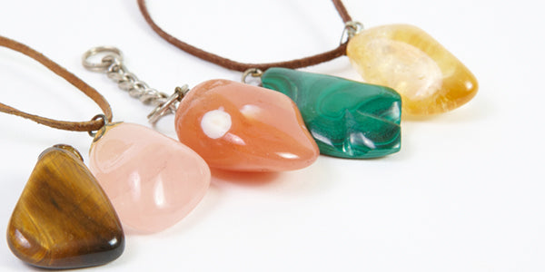 Sélection variée de pendentifs élégants en pierres naturelles véritables