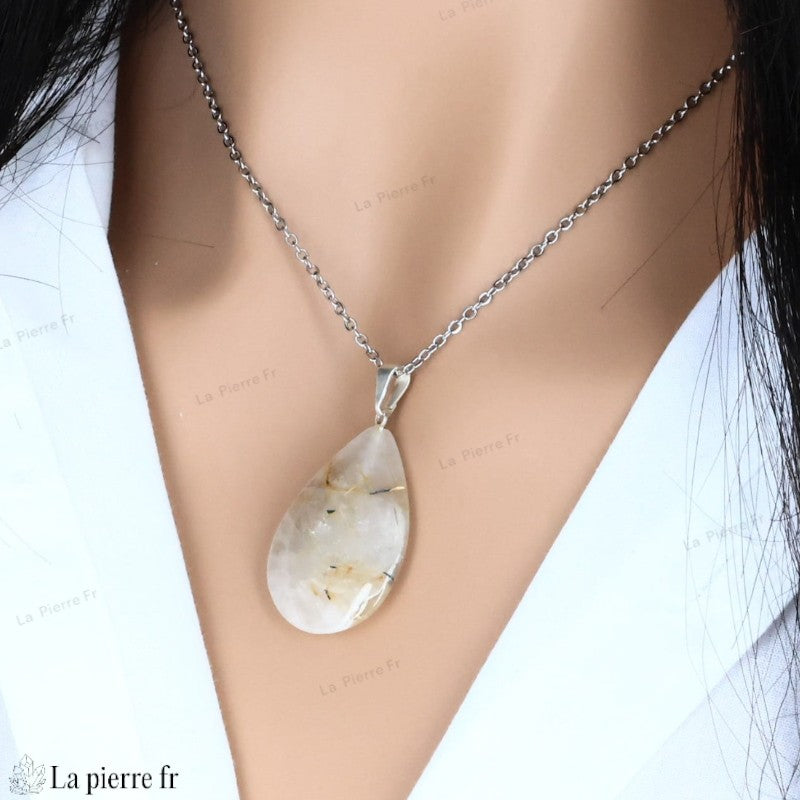 Magnifique pendentif en quartz rutile naturel du Brésil, forme goutte. Découvrez ses propriétés énergétiques, bienfaits pour les chakras et la lithothérapie. La Pierre Fr
