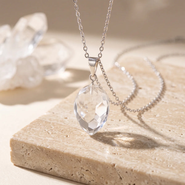 Pendentif cristal facetté en roche naturelle de 2 cm, idée cadeau bijou transparent