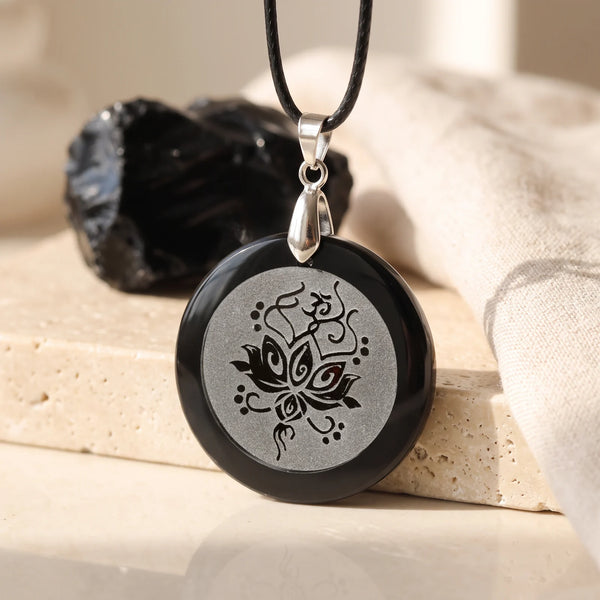 Pendentif fleur de lotus gravée sur obsidienne noire, idée cadeau bijou spirituel