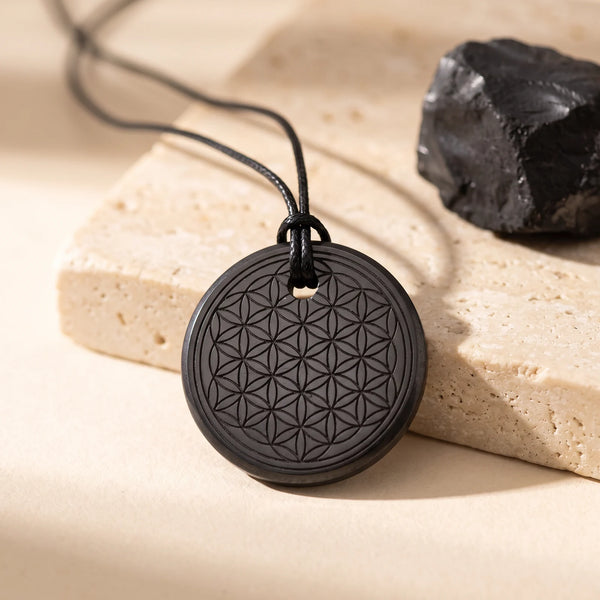 Pendentif fleur de vie gravée sur shungite noire, idée cadeau bijou en pierre naturelle