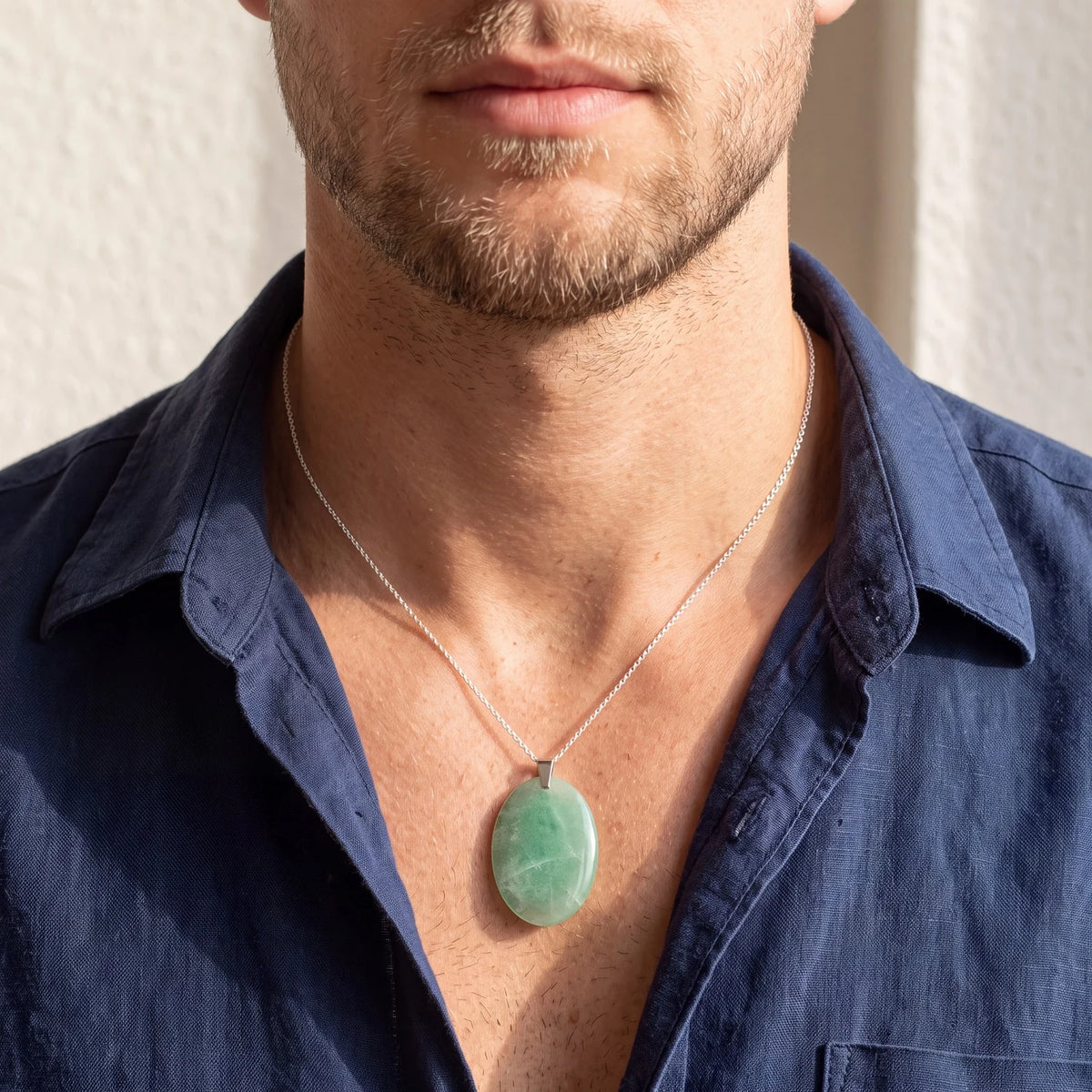 Pendentif ovale en fluorite verte porté par un homme, collier pierre plate sur chaîne acier