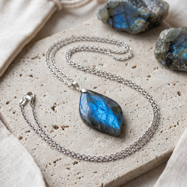 Pendentif labradorite pièce unique, pierre naturelle aux reflets bleus sur chaîne argentée