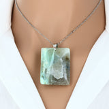 Pendentif Garniérite – pierre verte nuancée plate