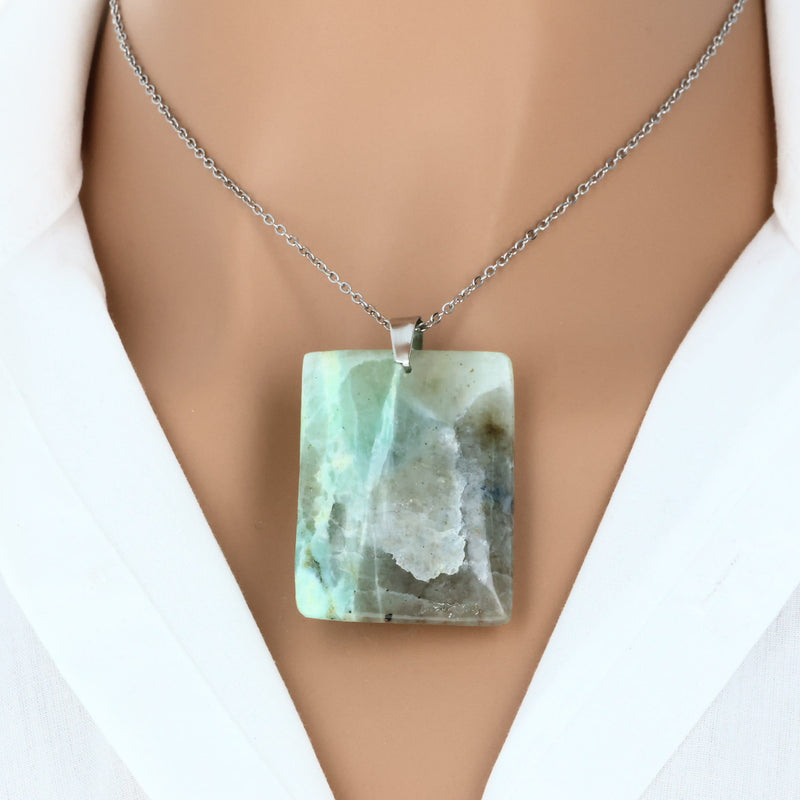 pendentif garniérite pierre plate verte Madagascar lithothérapie