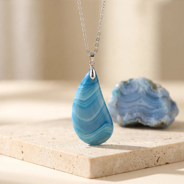 Pendentif goutte en agate bleue rubanée, bijou de lithothérapie en pierre naturelle