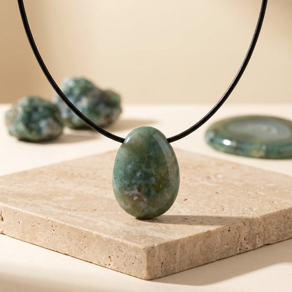 Pendentif goutte en agate indienne verte mousseuse, bijou de lithothérapie sur cordon