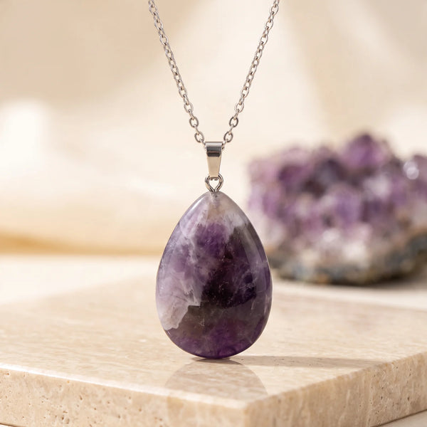 Pendentif goutte améthyste chevron violette et blanche, bijou de lithothérapie sur chaîne argentée