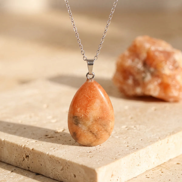 Pendentif goutte aventurine orange abricot, bijou de lithothérapie sur chaîne argentée