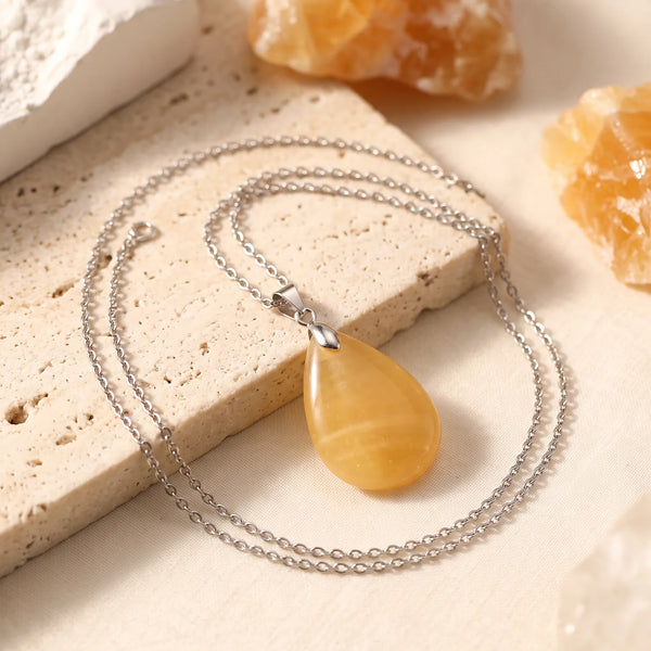 Pendentif goutte en calcite orange polie 32 mm, idée cadeau bijou en pierre naturelle