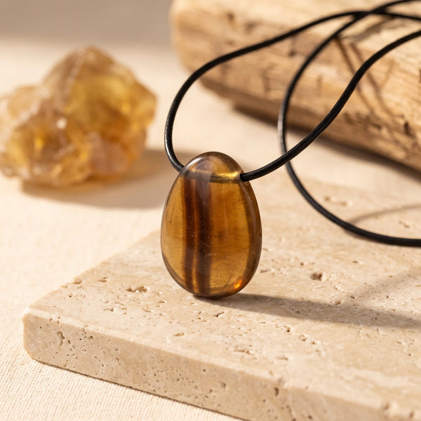 Pendentif goutte en fluorine jaune ambrée rubanée, pierre véritable sur cordon cuir