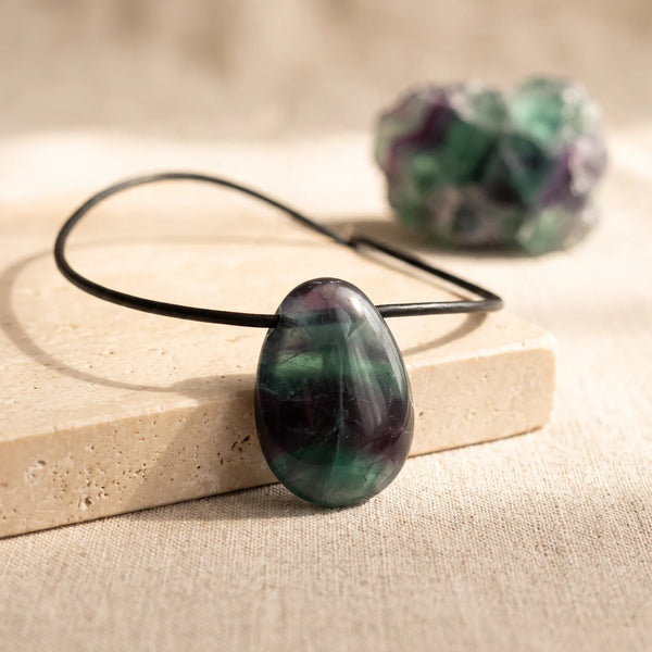 Pendentif goutte en fluorine verte et violette, bijou de lithothérapie sur cordon cuir