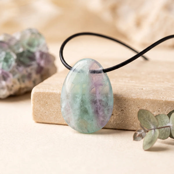 Pendentif goutte en fluorine multicolore claire, idée cadeau en pierre naturelle