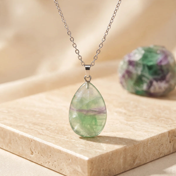 Pendentif goutte fluorine verte et lavande, bijou de lithothérapie sur chaîne argentée