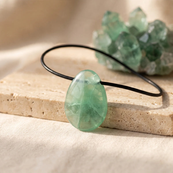 Pendentif goutte en fluorine verte translucide, pierre véritable sur cordon en cuir