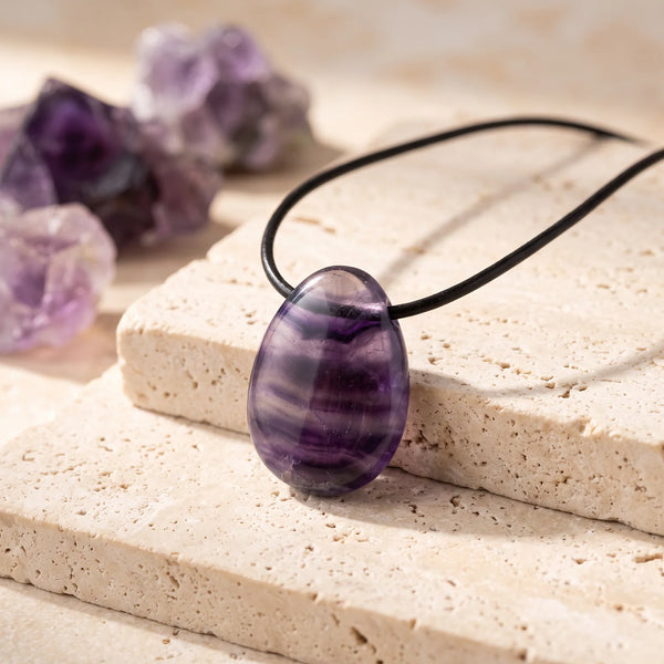 Pendentif goutte en fluorine violette rubanée, idée cadeau bijou en pierre naturelle