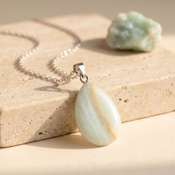 Pendentif goutte en jade vert clair, idée cadeau bijou en pierre naturelle