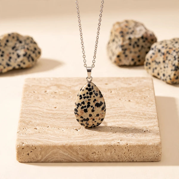 Pendentif goutte en jaspe dalmatien beige tacheté de noir, pierre véritable sur chaîne argentée