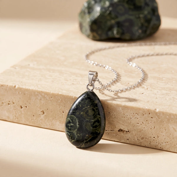 Pendentif goutte en jaspe mabamba vert foncé à motifs ronds, bijou de lithothérapie