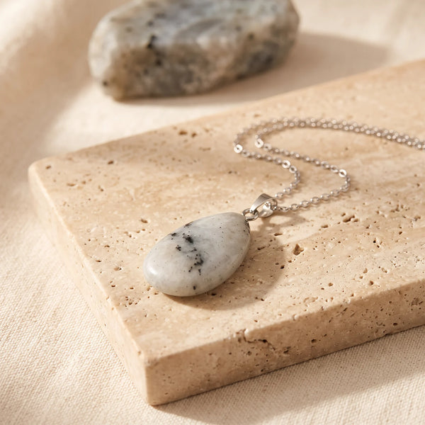 Pendentif goutte en labradorite grise véritable, bélière et chaîne argentées