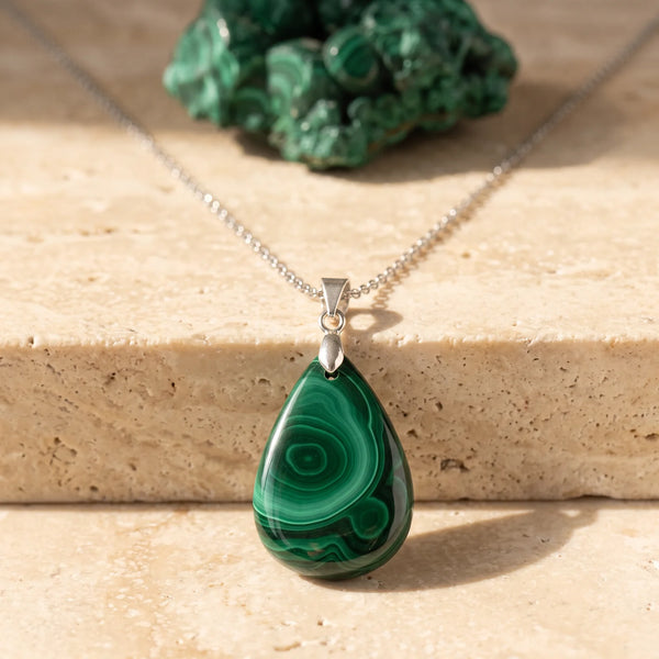 Pendentif goutte en malachite du Zaïre, bijou de lithothérapie en pierre naturelle