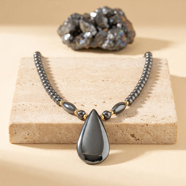 Collier goutte plate en hématite gris miroir, pierre véritable sur rang de perles