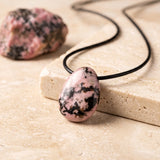 Pendentif Goutte en Rhodonite Rose Veinée de Noir, Chaîne ou Cordon au Choix
