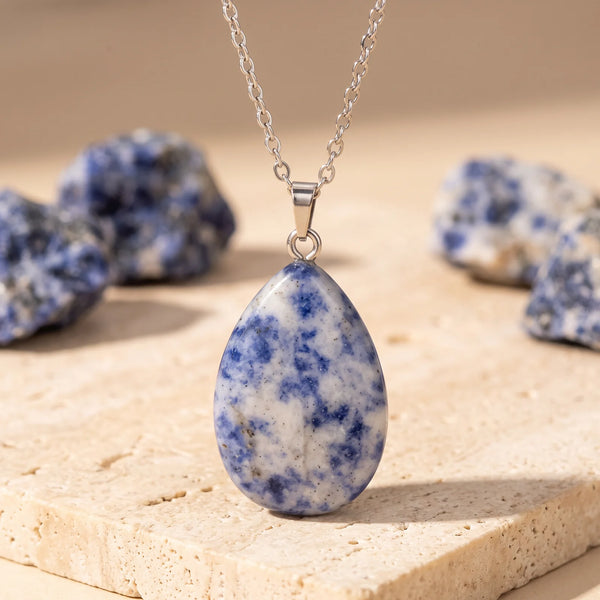 Pendentif goutte en sodalite bleue et blanche, bijou de lithothérapie sur chaîne argentée