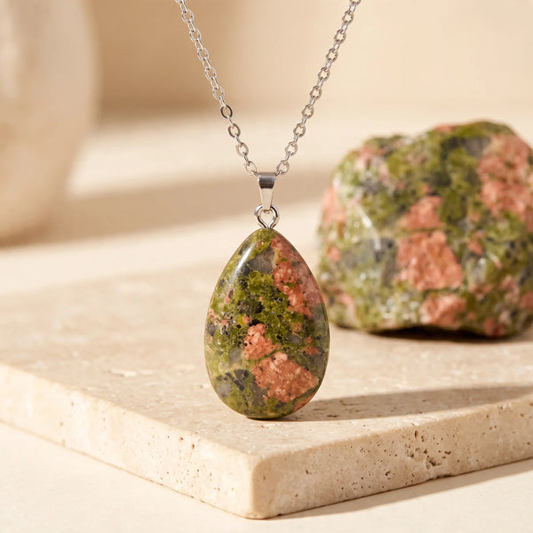 Pendentif goutte en unakite véritable, pierre verte et rose sur chaîne argentée