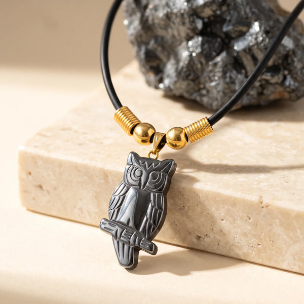 Pendentif chouette gravée en hématite grise, bijou de lithothérapie sur cordon noir