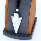 Pendentif pointe de flèche en howlite – collier en pierre naturelle pour homme