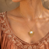Pendentif Howlite SOLENA®, Pierre Blanche sur Soleil Doré à Rayons