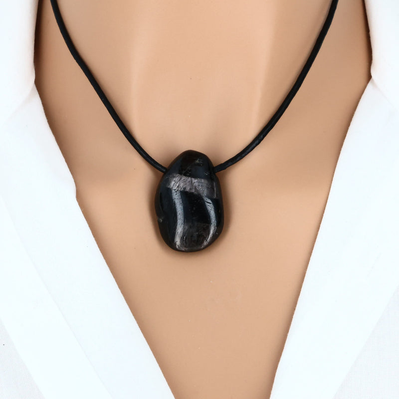 Pendentif en Hypersthène roulée et percée, pierre naturelle d’Afrique du Sud