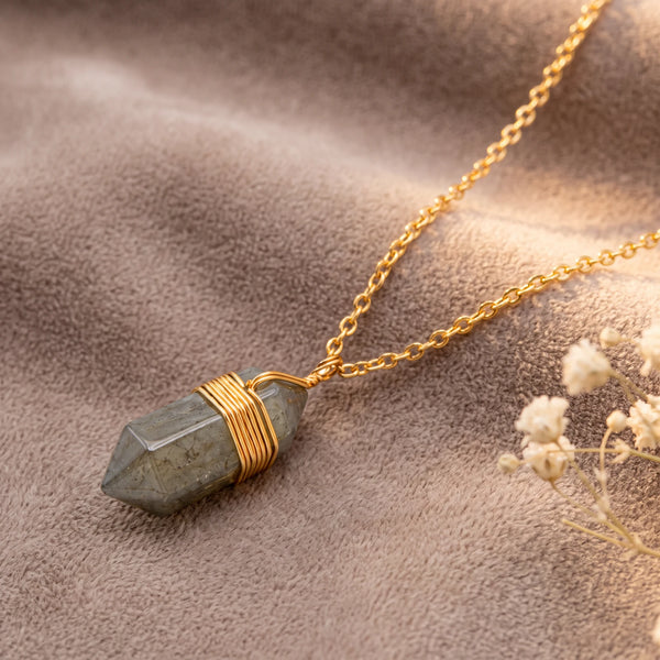 Pendentif labradorite en pointe aux reflets naturels, fil doré enroulé