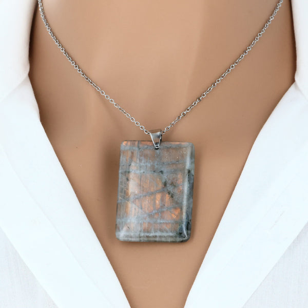 pendentif labradorite violette pierre plate irisée lithothérapie