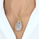 Pendentif larme en Agate Botswana – pierre naturelle élégante