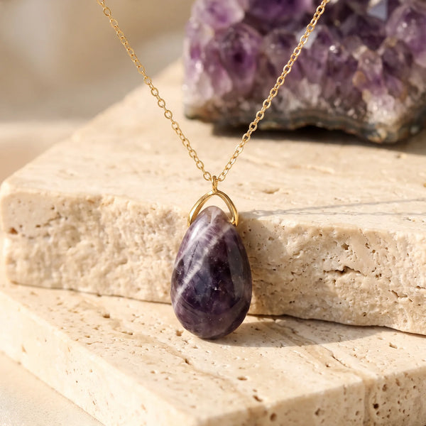 Pendentif larme en améthyste rubanée violette et blanche, idée cadeau sur chaîne dorée